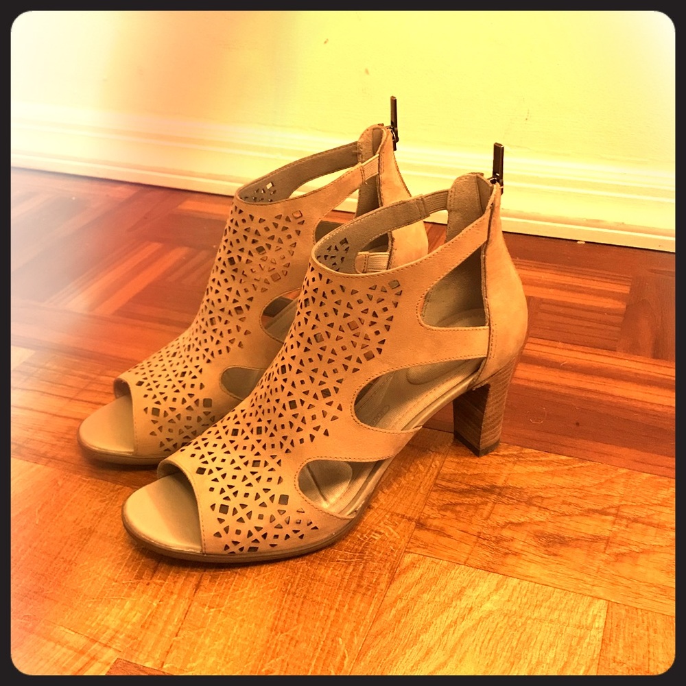 Rockport cream/beige heel!